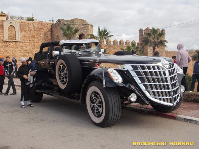 Тато і син біля королівського автомобіля